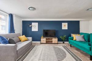un soggiorno con divano e TV di Comfortable house by the coast a Redcar