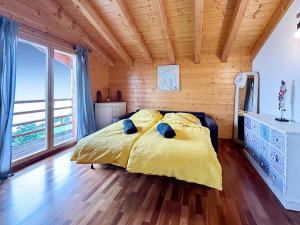 a bedroom with a bed with a yellow comforter at Carpe Diem in Mase