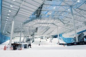 a large building with skiers in a ski resort at Vestre Haugen House Sentralt OSLO Gratis privat parkering in Høybråten