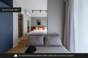 1 dormitorio con 1 cama y 1 habitación con ventana en House of Charlie Paraiso, en São Paulo