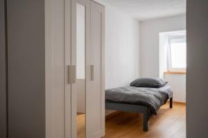 Ένα ή περισσότερα κρεβάτια σε δωμάτιο στο Über den Dächern der Innenstadt Ravensburgs