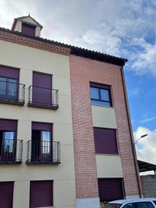 a building with balconies on the side of it at Apartamento Ronda San Antón in Toro