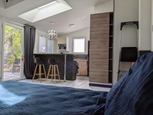 Cet appartement comprend une chambre avec un lit et une cuisine. dans l'établissement Retraite Tropicale à Marseille, à Marseille