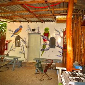 バカラルにあるHostalito Laharの鳥絵の壁