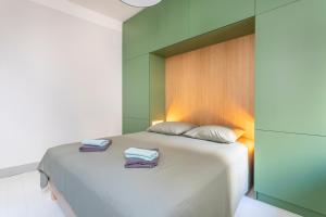 - une chambre avec un lit et 2 serviettes dans l'établissement Magnifique appartement centre historique, à Aix-en-Provence