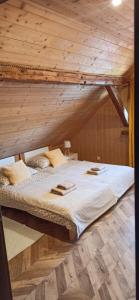 Ένα ή περισσότερα κρεβάτια σε δωμάτιο στο Apartament 2 nad rzeką Krutyń