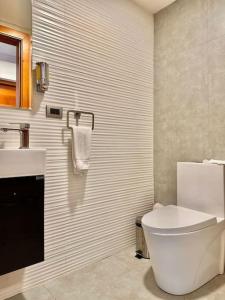 y baño con aseo y lavamanos. en New Loft Apt Full AC King Bed, en Santo Domingo