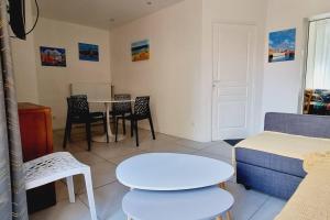 Habitación con cama, mesa y sillas. en Villa Marine*Entre mer et Jardin, en Coudekerque-Branche