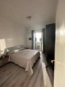 um quarto branco com uma cama e uma janela em B&B il Rio em Anacapri