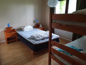 1 dormitorio con 2 literas y escritorio en Ölandsberg, Lilla lägenheten, en Gränna