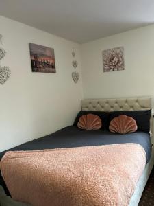 um quarto com uma cama grande e 2 almofadas em Bv Cozy Deighton Studio with Free Parking - Budget-Friendly Stay em Huddersfield