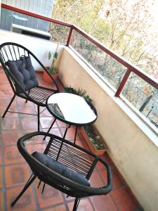2 sillas y una mesa en el balcón en Amplio departamento en Nueva Cordoba - Bv Chacabuco en Córdoba