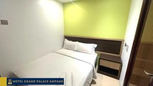 Postel nebo postele na pokoji v ubytování Hotel Grand Palace Ampang