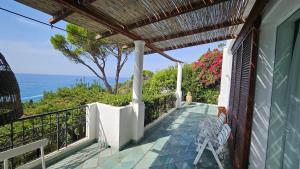 balcón con vistas al océano en Amazing Villa seafront on Circeo Mountain, en San Felice Circeo