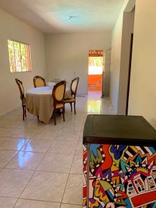 a dining room with a table and chairs and a table sidx sidx at Casa Califórnia in Lindóia