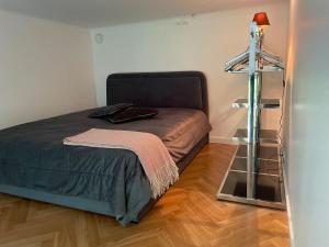 - une chambre avec un lit et une lampe sur du parquet dans l'établissement Cosy loft in Kaunas center, à Kaunas