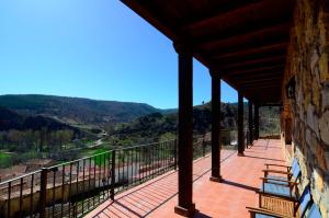 einen Balkon mit Bergblick in der Unterkunft La Posada De Santa Ana in Tramacastilla