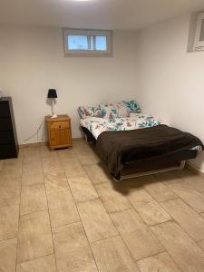 厄勒布魯的住宿－Remarkable 1-Bed Apartment in Orebro，一间卧室配有一张床、一张桌子和一个窗户。