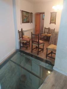 Habitación con mesa, sillas y piscina de agua. en Casa turística en pleno centro de Úbeda, en Úbeda