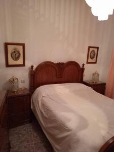 1 dormitorio con 1 cama grande y 2 mesitas de noche en Casa turística en pleno centro de Úbeda, en Úbeda