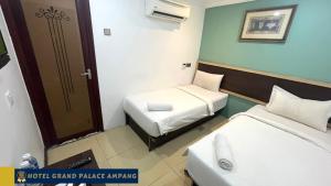 Postel nebo postele na pokoji v ubytování Hotel Grand Palace Ampang