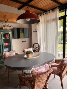 uma sala de jantar com mesa e cadeiras em Las casitas del Gallego em Villanueva de Gállego