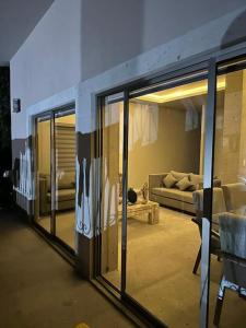 - un salon avec des portes coulissantes en verre et un canapé dans l'établissement Casa privada en Villa Bricia, à Cuernavaca