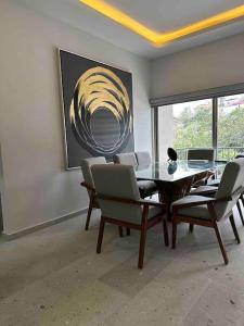 Un comedor con una mesa de cristal y sillas. en Casa privada en Villa Bricia, en Cuernavaca