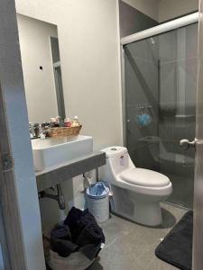 Un baño con inodoro, lavabo y ducha. en Casa privada en Villa Bricia, en Cuernavaca