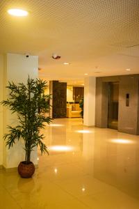 una planta en medio de un vestíbulo en HOTEL MANZUR en Barranquilla