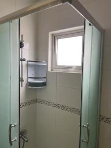 Ett badrum på Beach apartment Mackenzie, Larnaca