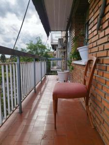 uma varanda com uma cadeira e um corrimão em Habitación luminosas en Vista Alegre em Madri
