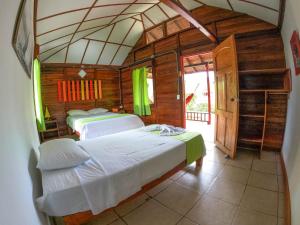 a bedroom with two beds in a room at Tacarcuna Lodge in Capurganá