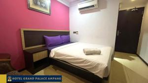 Postel nebo postele na pokoji v ubytování Hotel Grand Palace Ampang + 37 fotografií