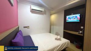 Postel nebo postele na pokoji v ubytování Hotel Grand Palace Ampang
