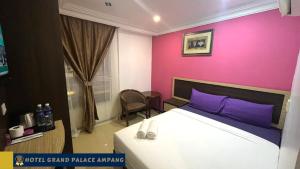 Postel nebo postele na pokoji v ubytování Hotel Grand Palace Ampang