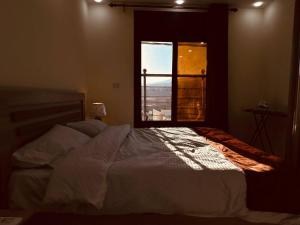 1 dormitorio con cama y ventana en Dream house hotel jerash, en Jerash