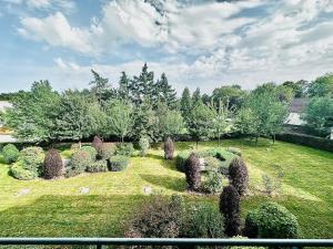 a garden with a bunch of bushes and trees at BtoBed - Le Chic Villepintois\Parking Gratuit in Villepinte