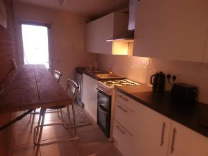 Kitchen o kitchenette sa One Bedroom Apartment with Garden