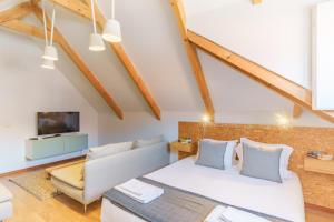 TV a/nebo společenská místnost v ubytování Shining View Apartments