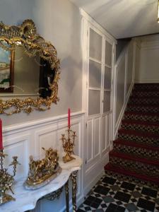 Habitación con escalera con espejo y vela en Apartamento Trasiego, en Valdepeñas