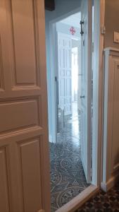 バルデペニャスにあるApartamento Trasiegoのドアと部屋のある廊下の景色を望めます。