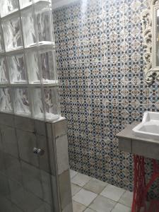 バルデペニャスにあるApartamento Trasiegoのタイル張りの壁、洗面台付きのバスルーム