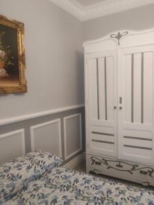 a bedroom with a bed and a white cabinet at Apartamento Trasiego in Valdepeñas
