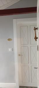 Una puerta blanca en una habitación con techo en Apartamento Trasiego, en Valdepeñas