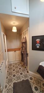 um quarto com um corredor com uma porta e um tapete em Spring Cottage at Pen Y Coed Hall em Dolgellau