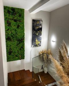 Habitación con 2 cuadros en la pared y mesa de cristal. en Private Bedroom with Balcony & Private Bathroom in Modern Shared Apartment - King & Queen size bed, en Vila Nova de Gaia