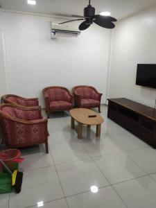 ein Wohnzimmer mit Sofas, einem Tisch und einem TV in der Unterkunft ZMK STAY 