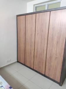 eine große Holztür in einem Zimmer mit Fenster in der Unterkunft ZMK STAY 