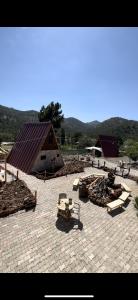 um pavilhão com uma tenda, uma mesa e um edifício em Bungalow Gölçam em Denizli